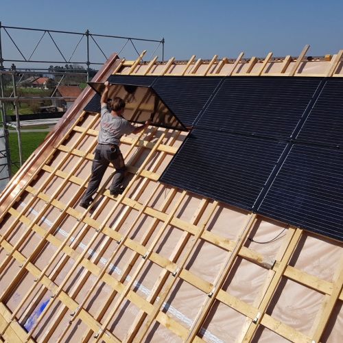 dachaufbau-fuer-die-montage-der-photovoltaikpanele.jpg