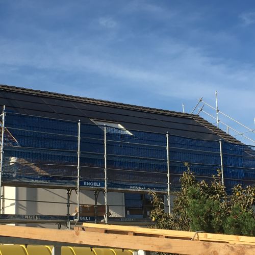 steildach-indach-photovoltaikanlage-dachfenster.jpg